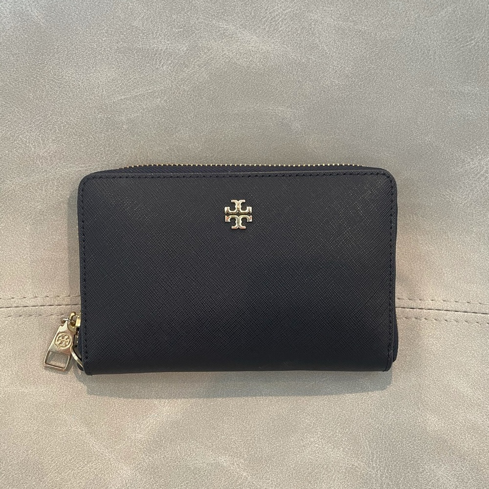 Pristine condition Tory Burch wallet navy!